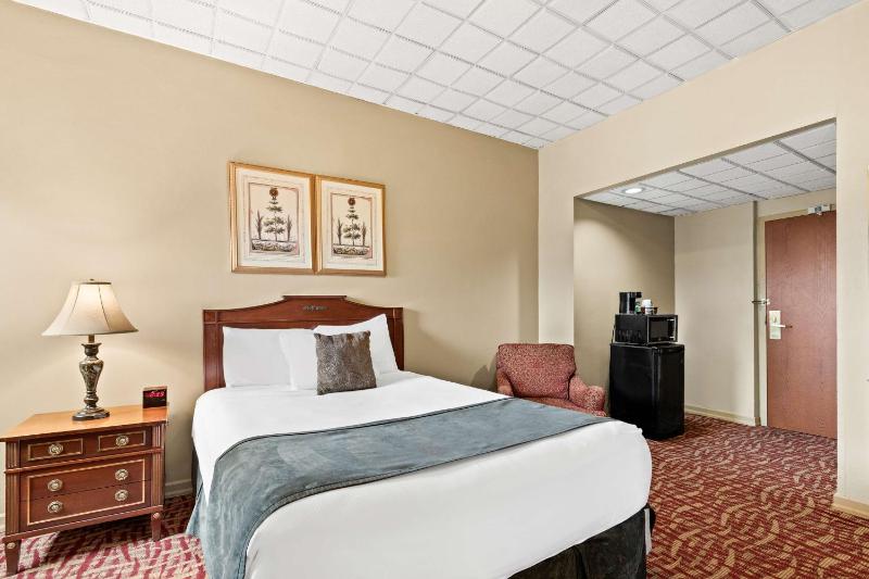Suite with One King and One Double Bed - Non-Smoking image 3