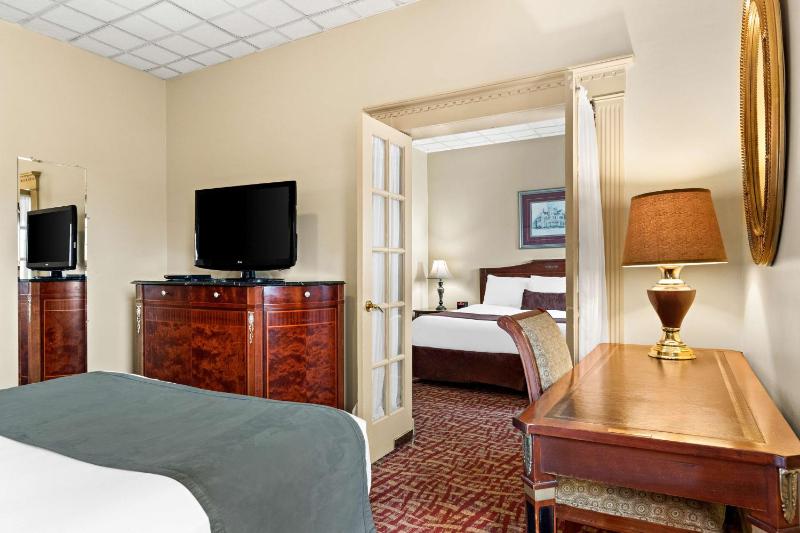 Suite with One King and One Double Bed - Non-Smoking image 4