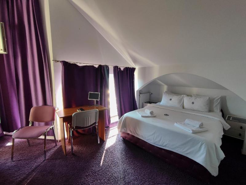 Superior Double Room image 3