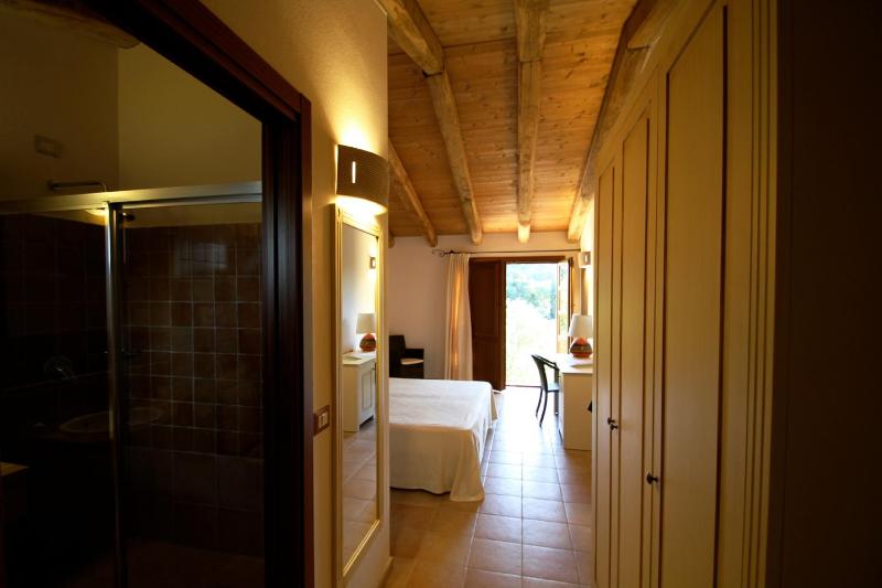 Deluxe Triple Room image 4