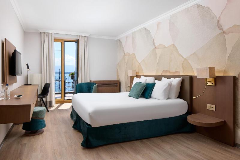 Deluxe Double Room with Balcony image 3