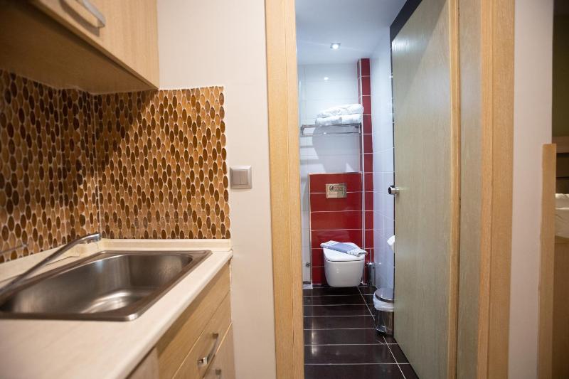 Deluxe Studio with Partial Sea View - Free Car Parking Spot image 4
