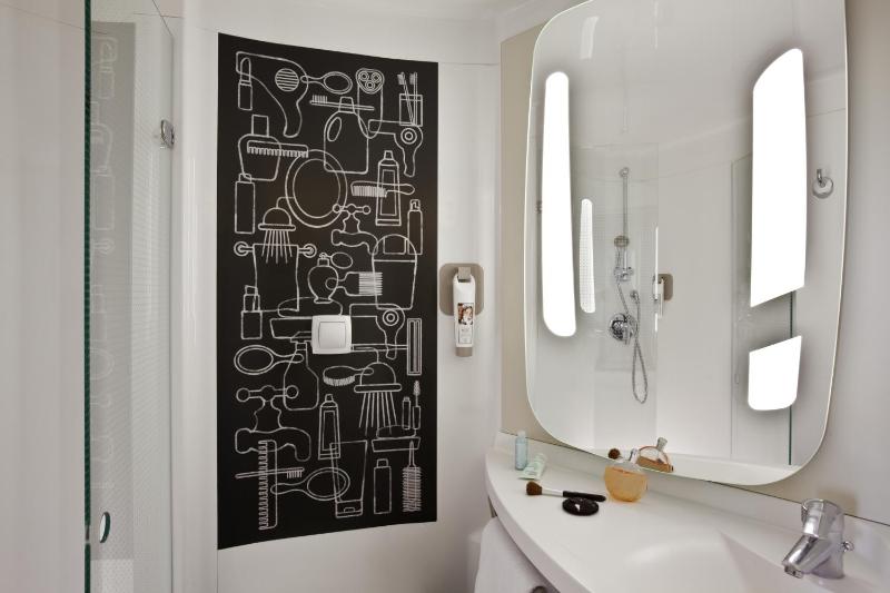 Standard Twin Room image 2