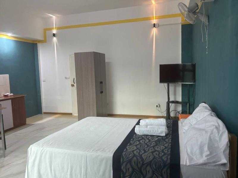 Studio Sleeps 2 with Free Parking - image 14