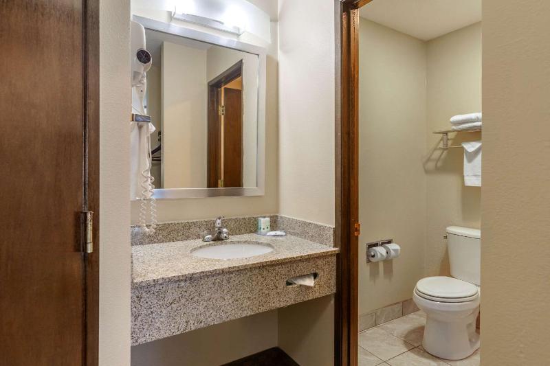 Queen Room - Non-Smoking image 4