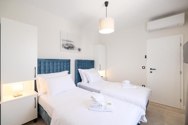 CROWONDER Villa Bura with Heated Swimming Pool and Jacuzzi - image 16
