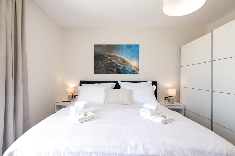 CROWONDER Villa Bura with Heated Swimming Pool and Jacuzzi - image 18