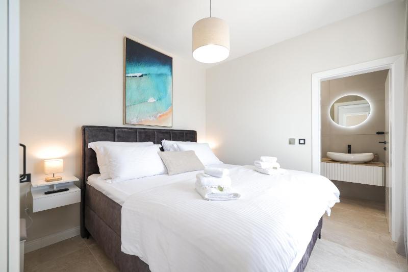 CROWONDER Villa Bura with Heated Swimming Pool and Jacuzzi - image 30