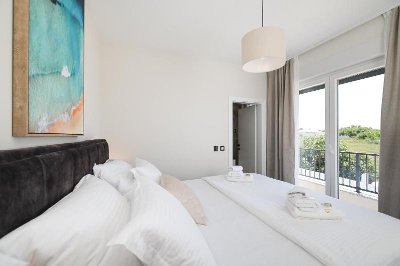 CROWONDER Villa Bura with Heated Swimming Pool and Jacuzzi - image 40