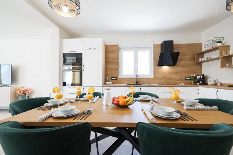 CROWONDER Villa Bura with Heated Swimming Pool and Jacuzzi - image 35