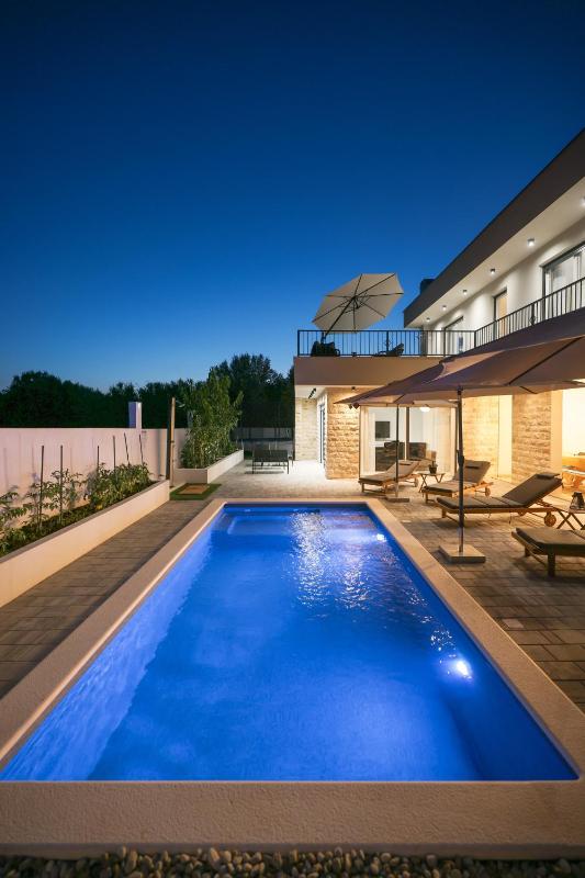CROWONDER Villa Bura with Heated Swimming Pool and Jacuzzi - image 8