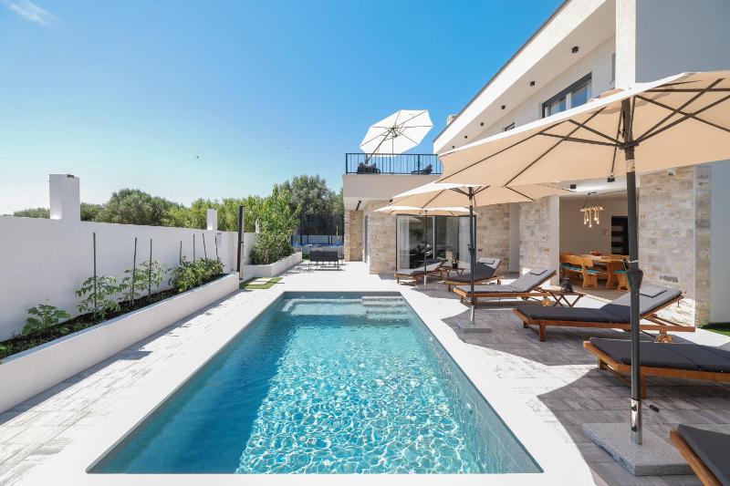 CROWONDER Villa Bura with Heated Swimming Pool and Jacuzzi - image 17