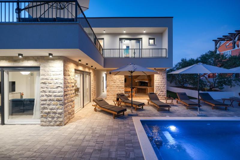 CROWONDER Villa Bura with Heated Swimming Pool and Jacuzzi - image 38