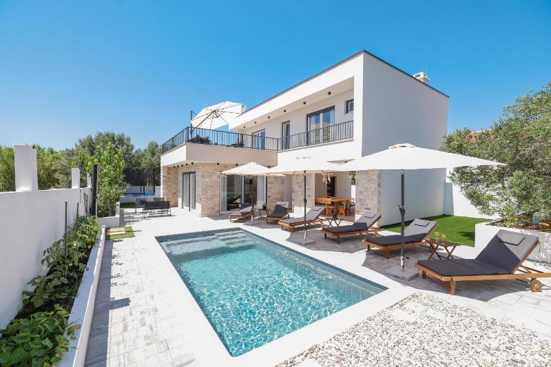CROWONDER Villa Bura with Heated Swimming Pool and Jacuzzi - image 12