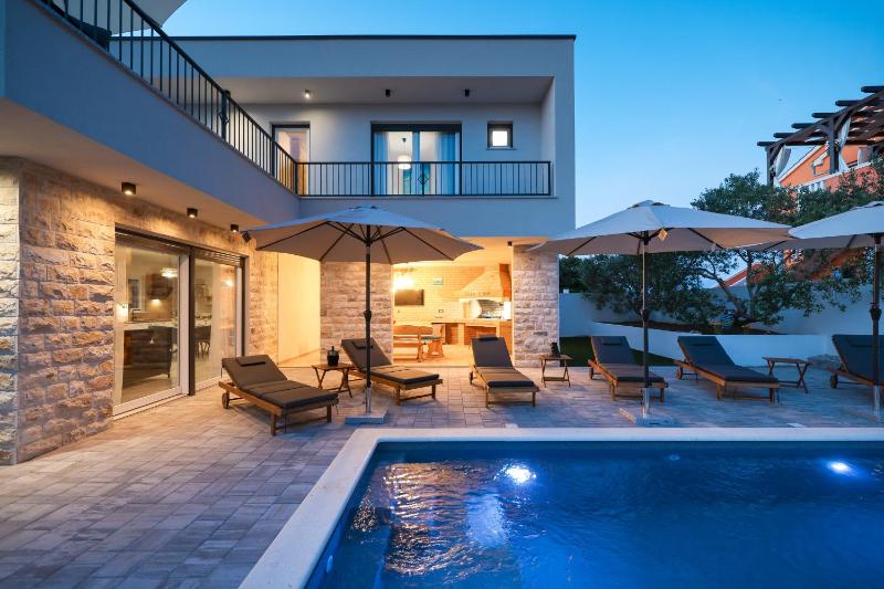 CROWONDER Villa Bura with Heated Swimming Pool and Jacuzzi - image 34