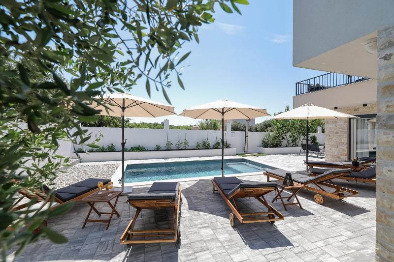CROWONDER Villa Bura with Heated Swimming Pool and Jacuzzi - image 9
