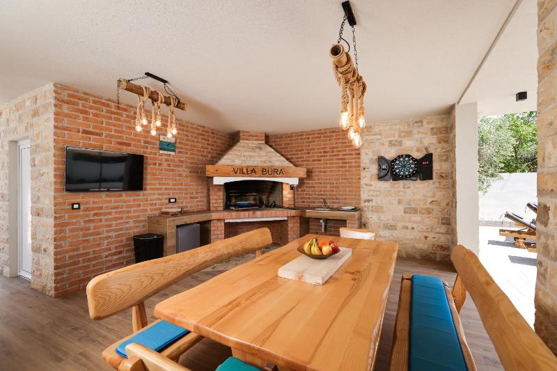CROWONDER Villa Bura with Heated Swimming Pool and Jacuzzi - image 27