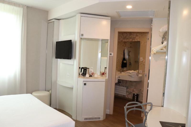 Superior Double Room image 4