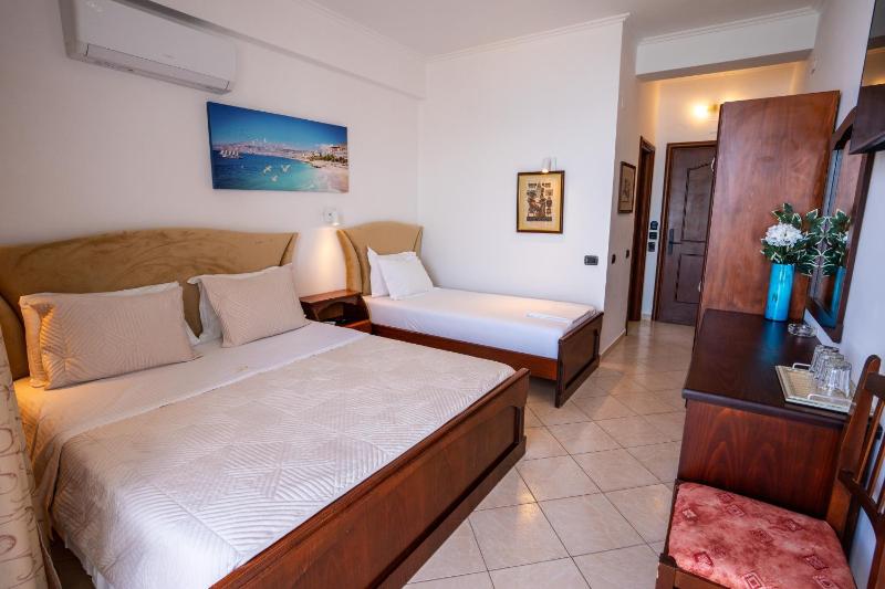 Triple Room with Balcony and Sea View image 3
