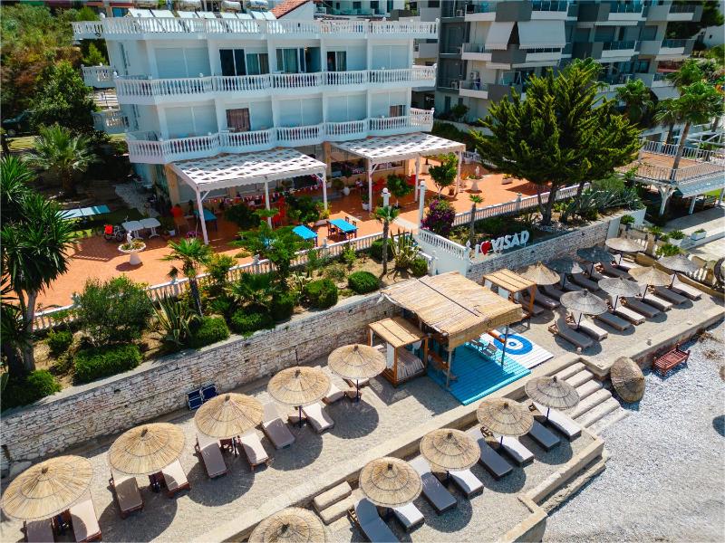 Double Room with Balcony and Sea View image 4