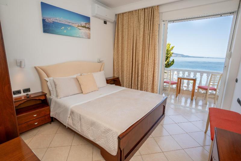 Double Room with Balcony and Sea View image 3