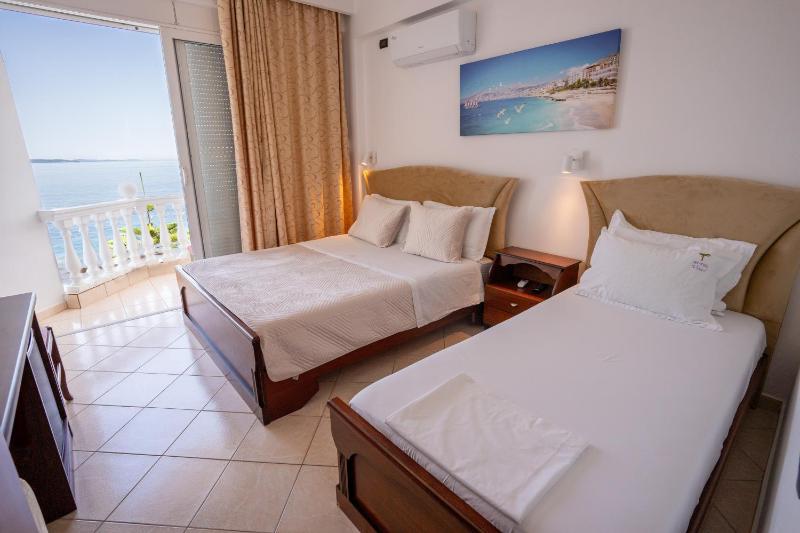 Triple Room with Balcony and Sea View image 4