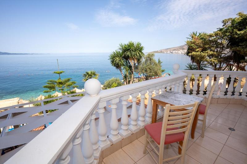 Triple Room with Balcony and Sea View image 2