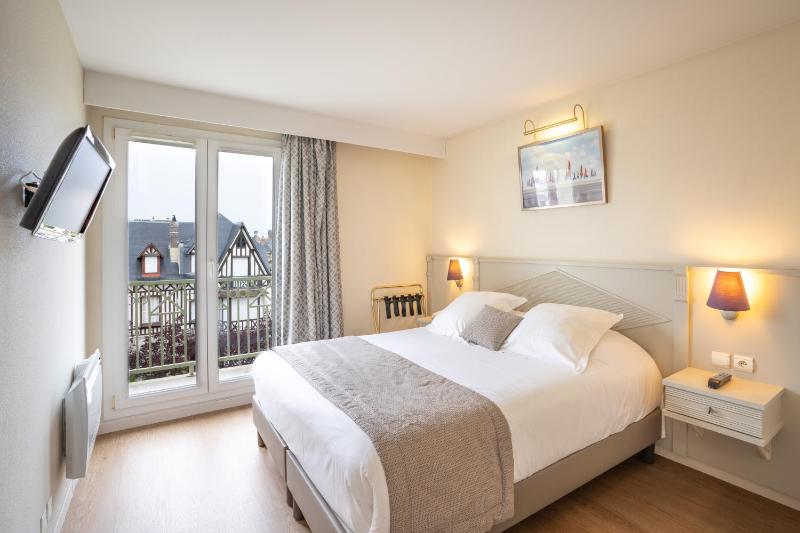 One-Bedroom Apartment image 3