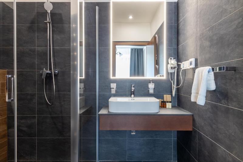 One-Bedroom Premier Apartment image 2
