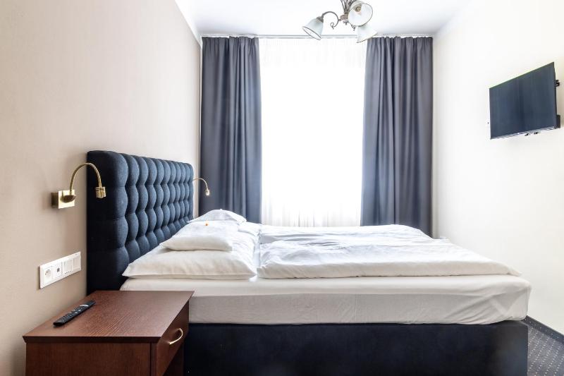 One-Bedroom Premier Apartment image 1