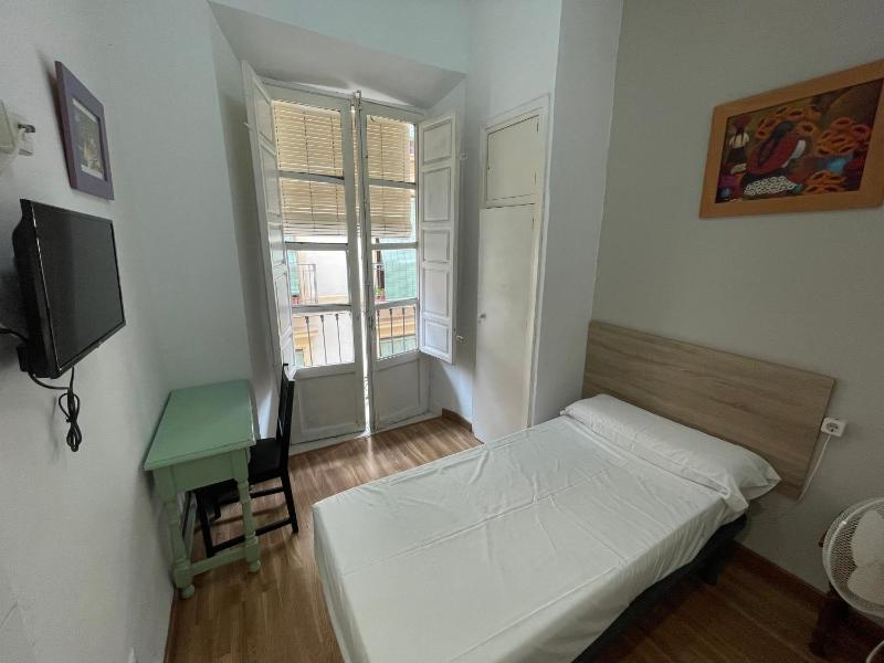 Basic Single Room with Shared Bathroom image 3