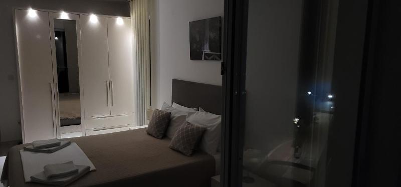 Double Room with Lake View image 4