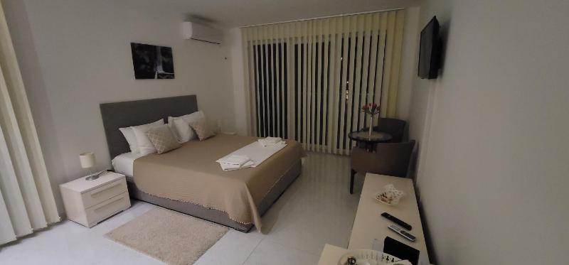 Double Room with Lake View image 2
