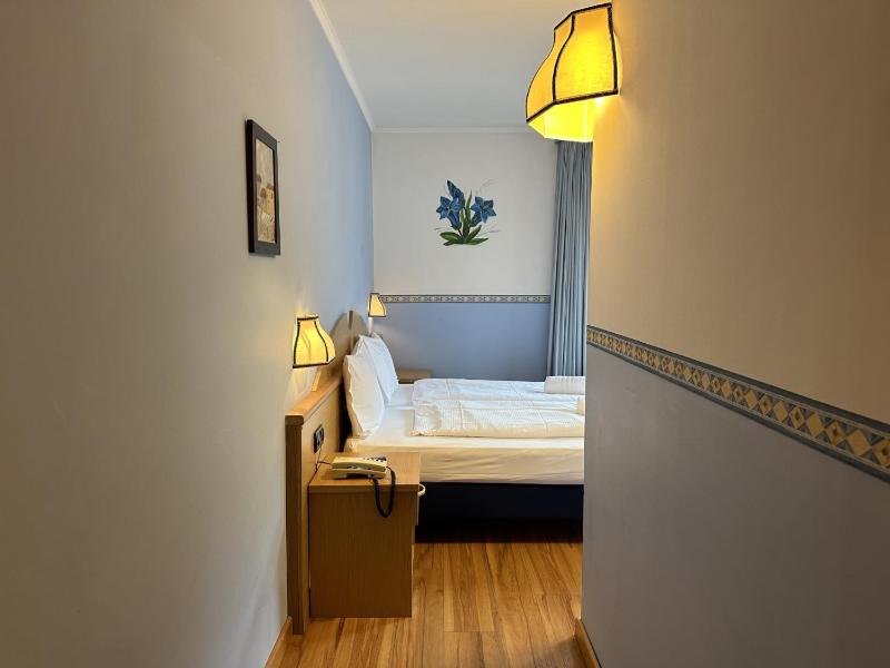 Double Room image 4