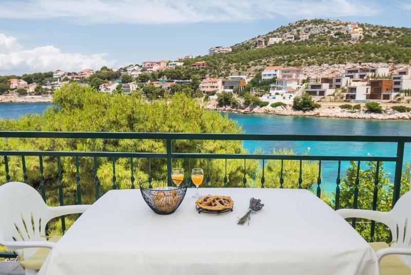 One-Bedroom Apartment with Sea View image 4