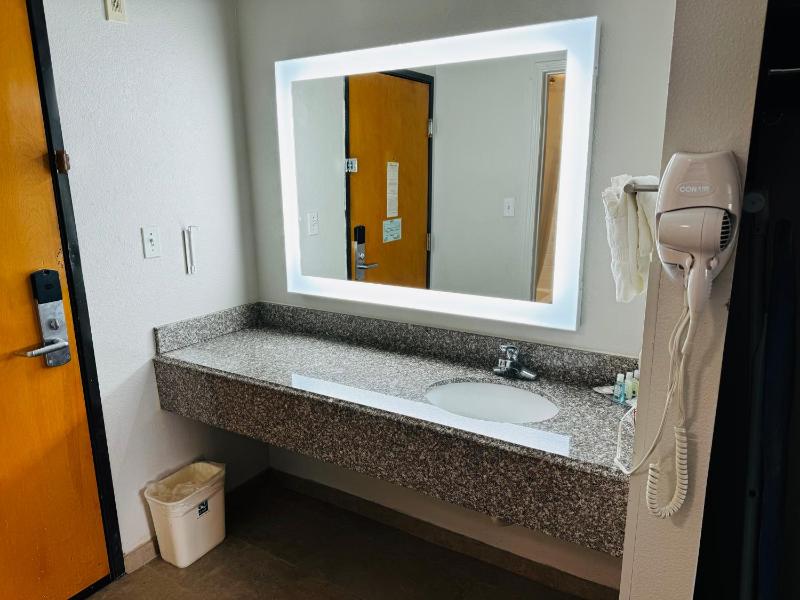 Quality Inn near SeaWorld - Lackland - image 7