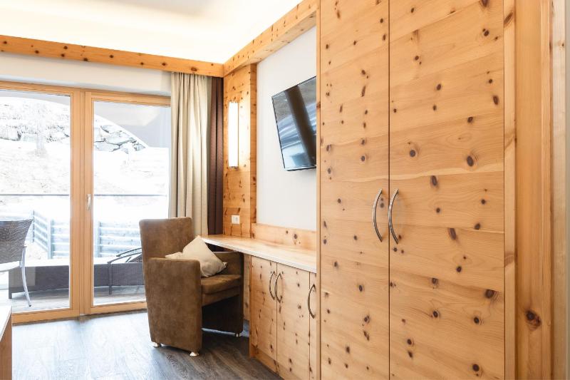 Junior Suite with Balcony image 3