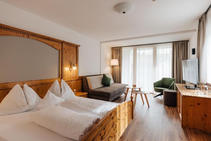 Double Room with Balcony image 3