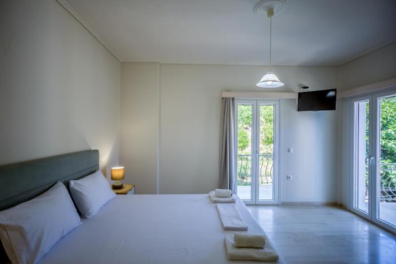 Small Double or Twin Room image 4