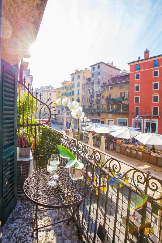 Superior Apartment with Balcony and City View - Split Level image 4