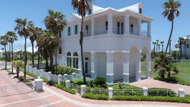 Four-Bedroom Holiday Home image 4