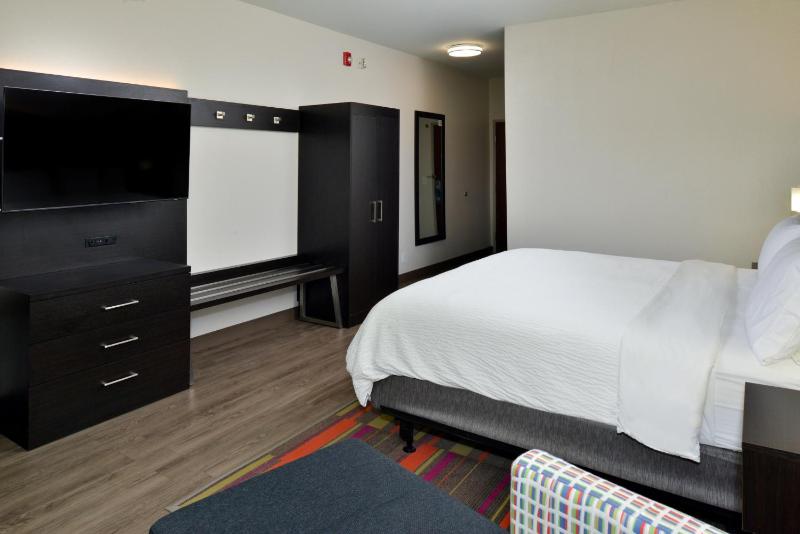 Standard King Room with Mobility Accessible Tub image 4