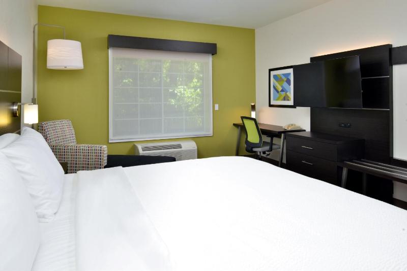 Standard King Room with Mobility Accessible Tub image 3