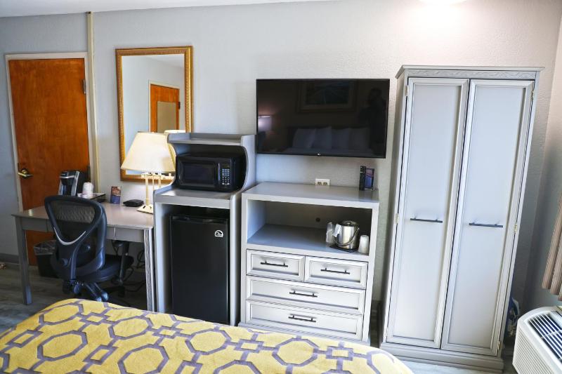 1 Queen Bed, Mobility Accessible Room, Bathtub w/ Grab Bars, Non-Smoking image 4