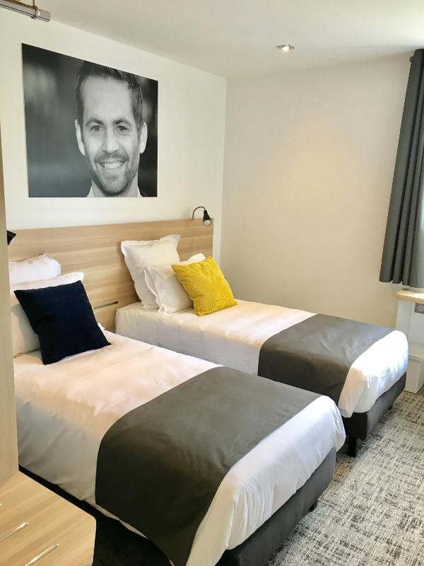 Twin Room - Non-Smoking image 1