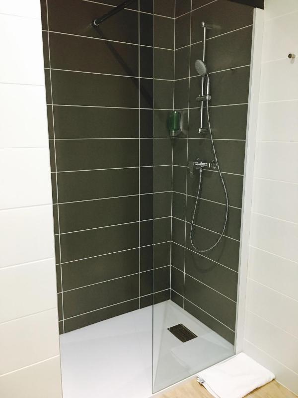 Twin Room - Non-Smoking image 4