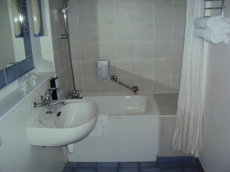 Twin Room with 2 Single Beds and 1 Junior Bed image 1