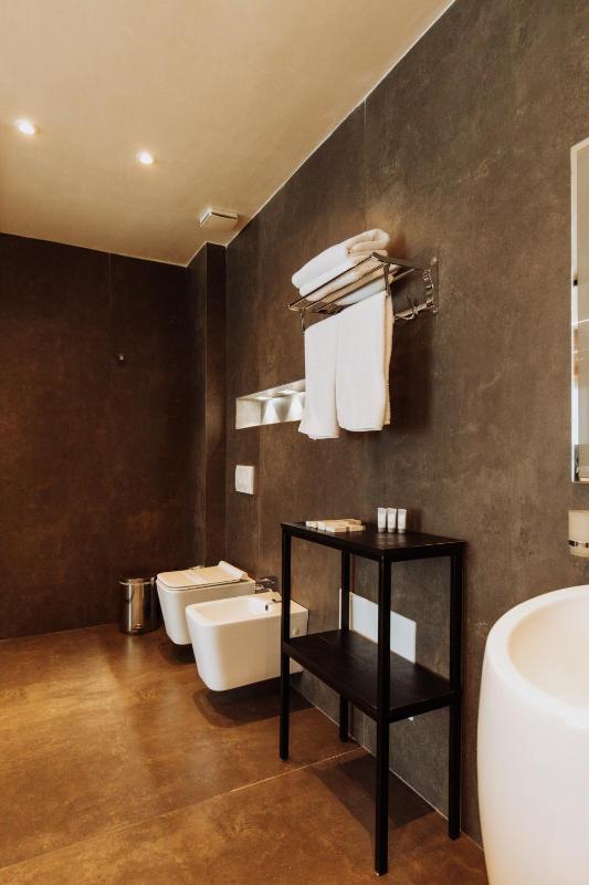 Superior King Room image 2