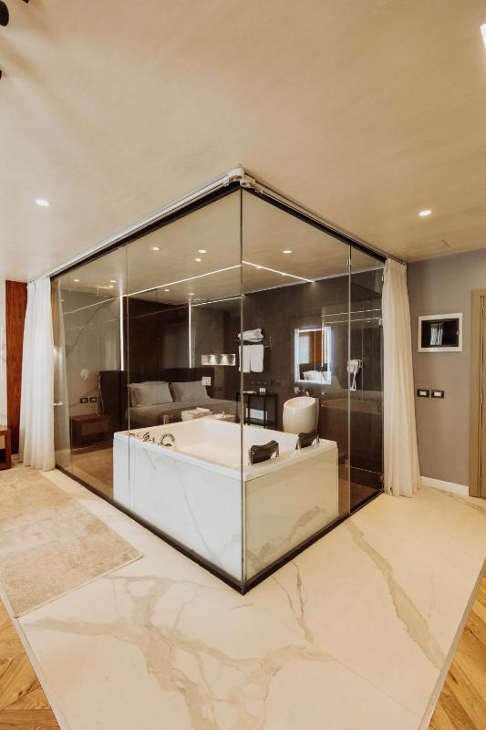 Superior King Room image 3