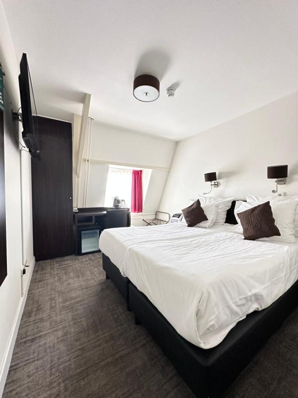 Superior Double Room with Canal View image 1